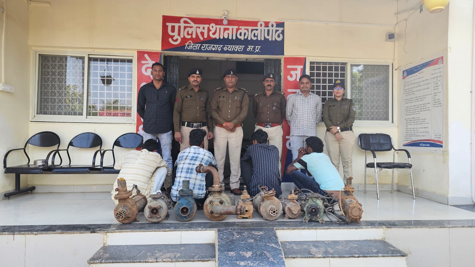 पांच सदस्य पकड़ाए,एक लाख 45 हजार का मशरुका बरामद पांच सदस्य पकड़ाए,एक लाख 45 हजार का मशरुका बरामद