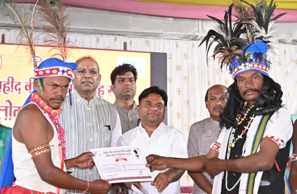 कार्यक्रम में समाजजनों को सम्मानित करते हुए विधायक अजय चंद्राकर।