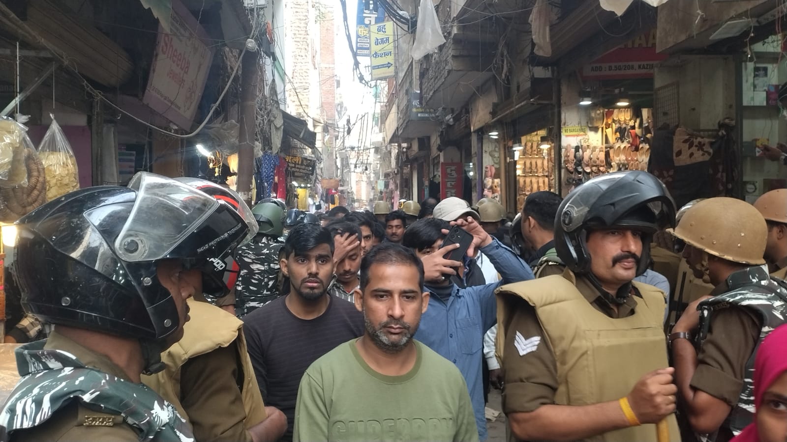 दालमंडी में ध्वस्तीकरण की कार्रवाही के दौरान फोर्स दालमंडी में ध्वस्तीकरण की कार्रवाही के दौरान फोर्स