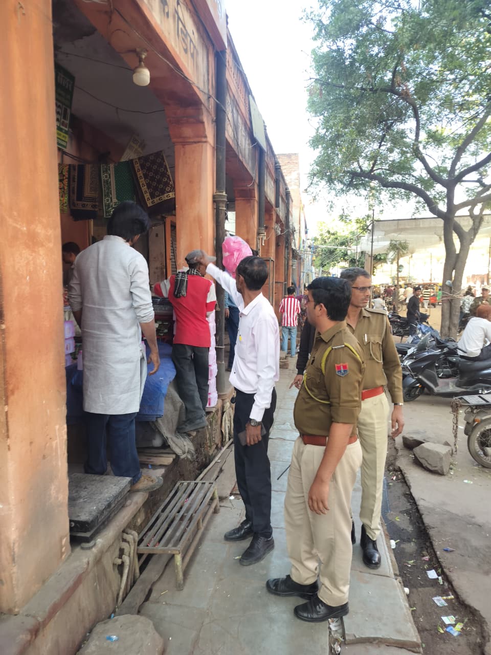 आयुक्त डॉ गौरव सैनी के निर्देश पर जयपुर के बाजारों से हटाया अस्थाई अतिक्रमण