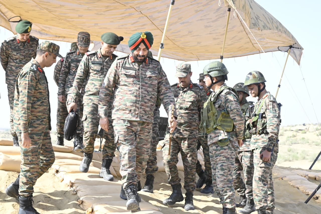 सप्त शक्ति कमान द्वारा थार मरुस्थल में युद्ध-तत्परता का सशक्त प्रदर्शन : आर्मी कमांडर भी पहुंचे