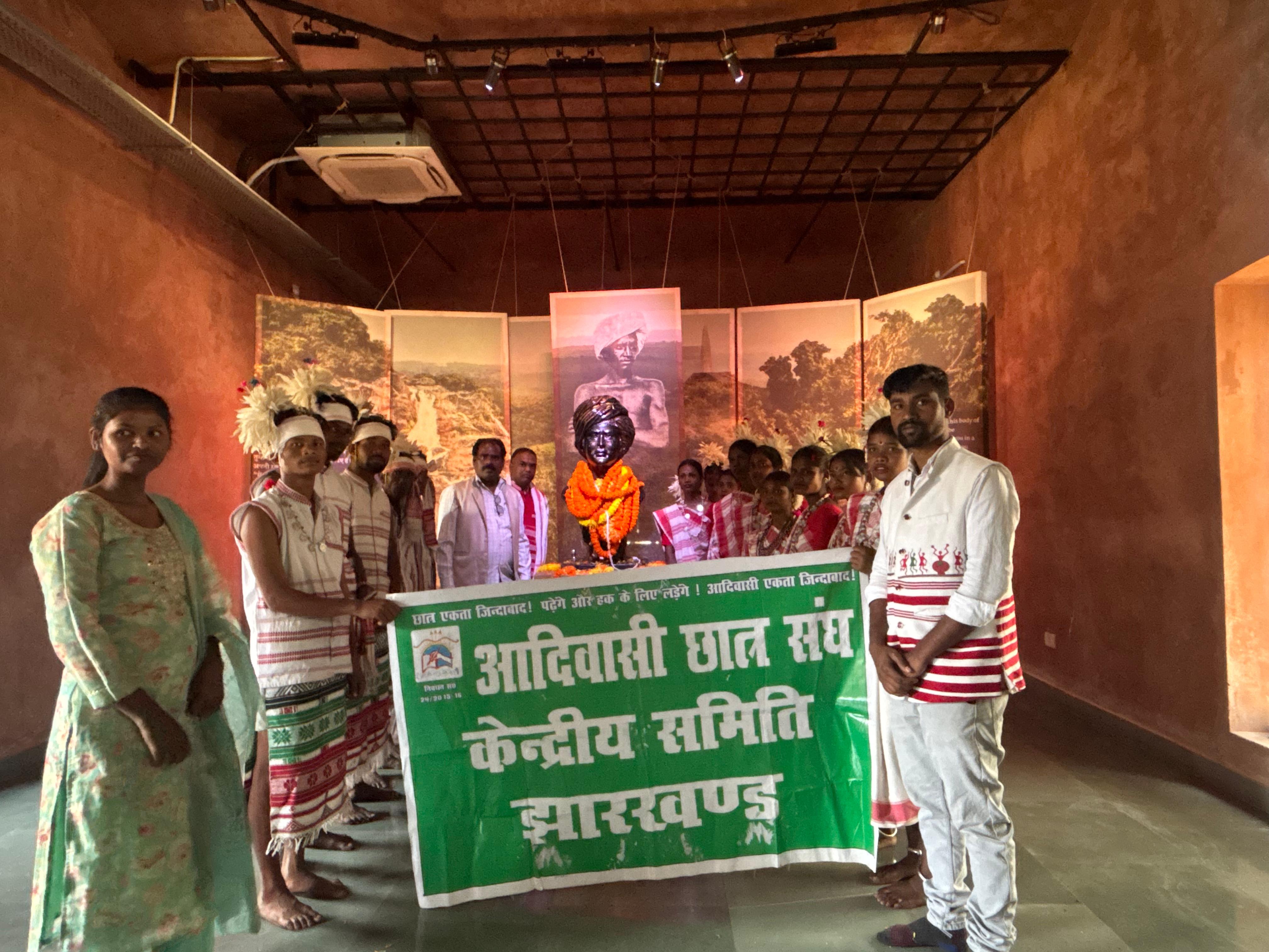 श्रद्धांजलि सभा में मौजूद लोगों की तस्वीर