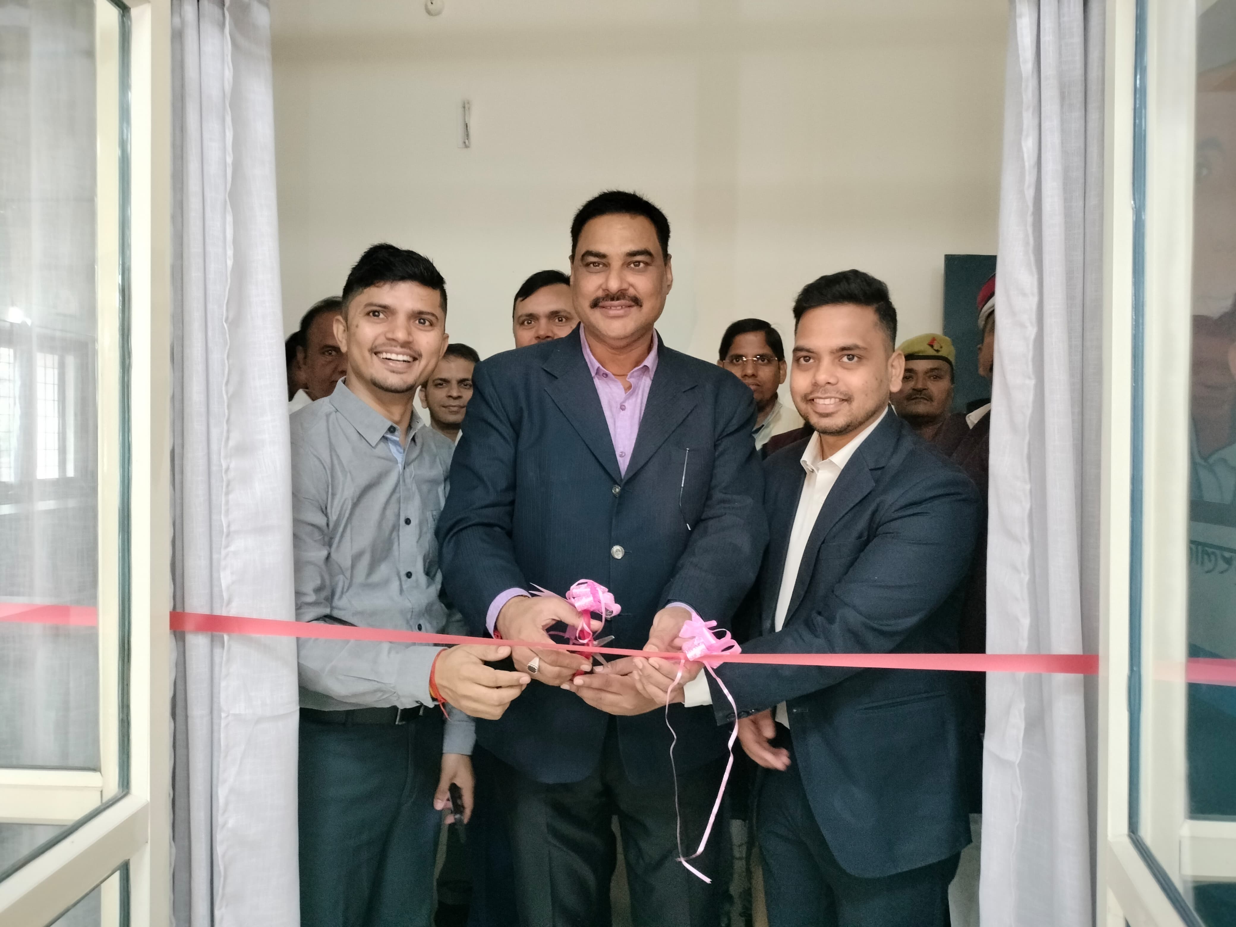 लालगंज में अत्याधुनिक सभागार का फीता काटकर उद्घाटन करते जिलाधिकारी पवन कुमार गंगवार। लालगंज में अत्याधुनिक सभागार का फीता काटकर उद्घाटन करते जिलाधिकारी पवन कुमार गंगवार।