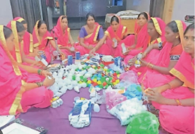 एलईडी बनाती महिलाओं का गूगल फोटो