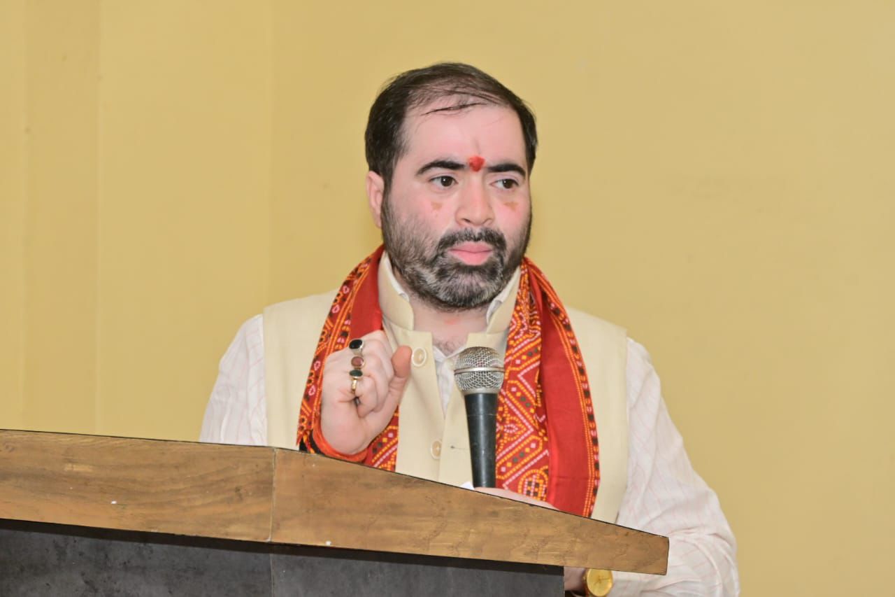 उपस्थित जनता को संबोधित करते हुए प्रभारी मंत्री