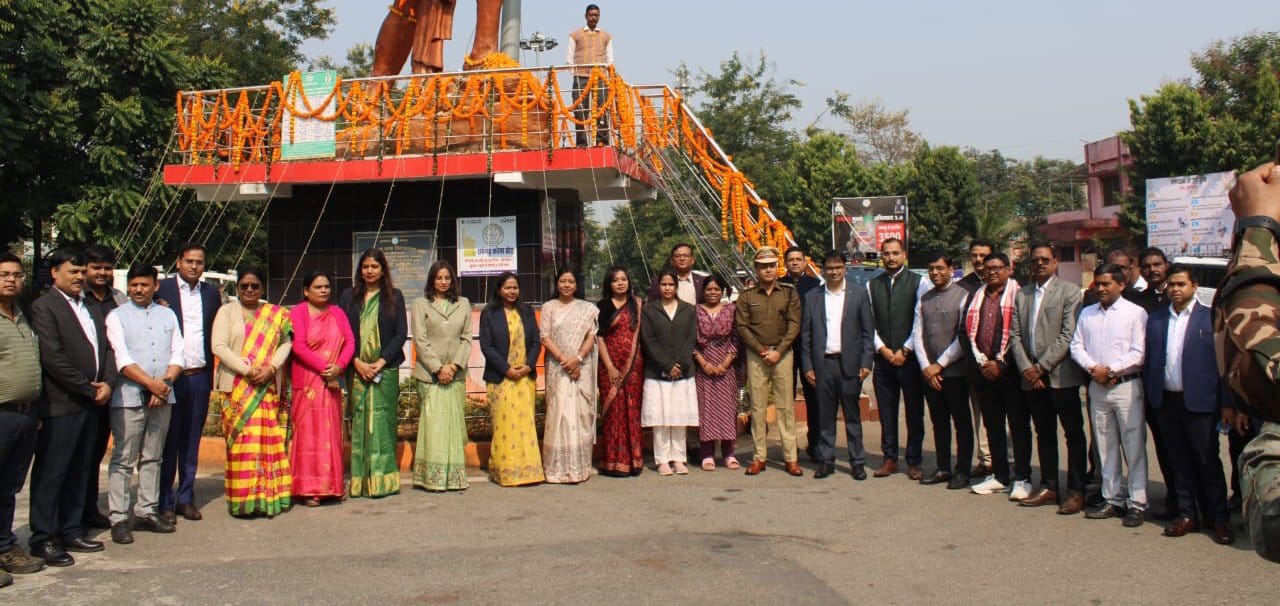 माल्यार्पण कार्यक्रम में शामिल अधिकारी