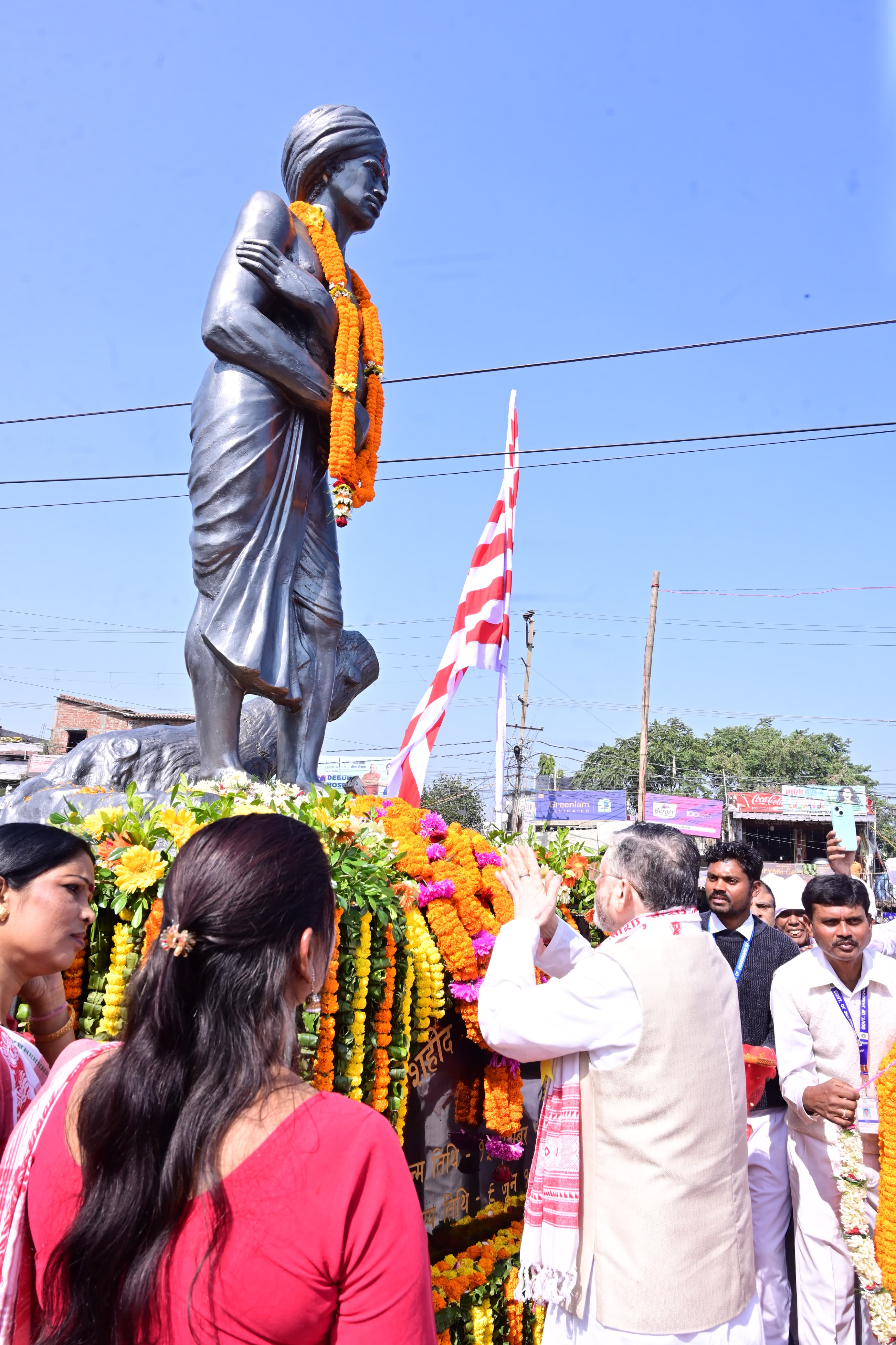 बिरसा चौक में श्रद्धांजलि देते राज्यपाल सहित अन्य