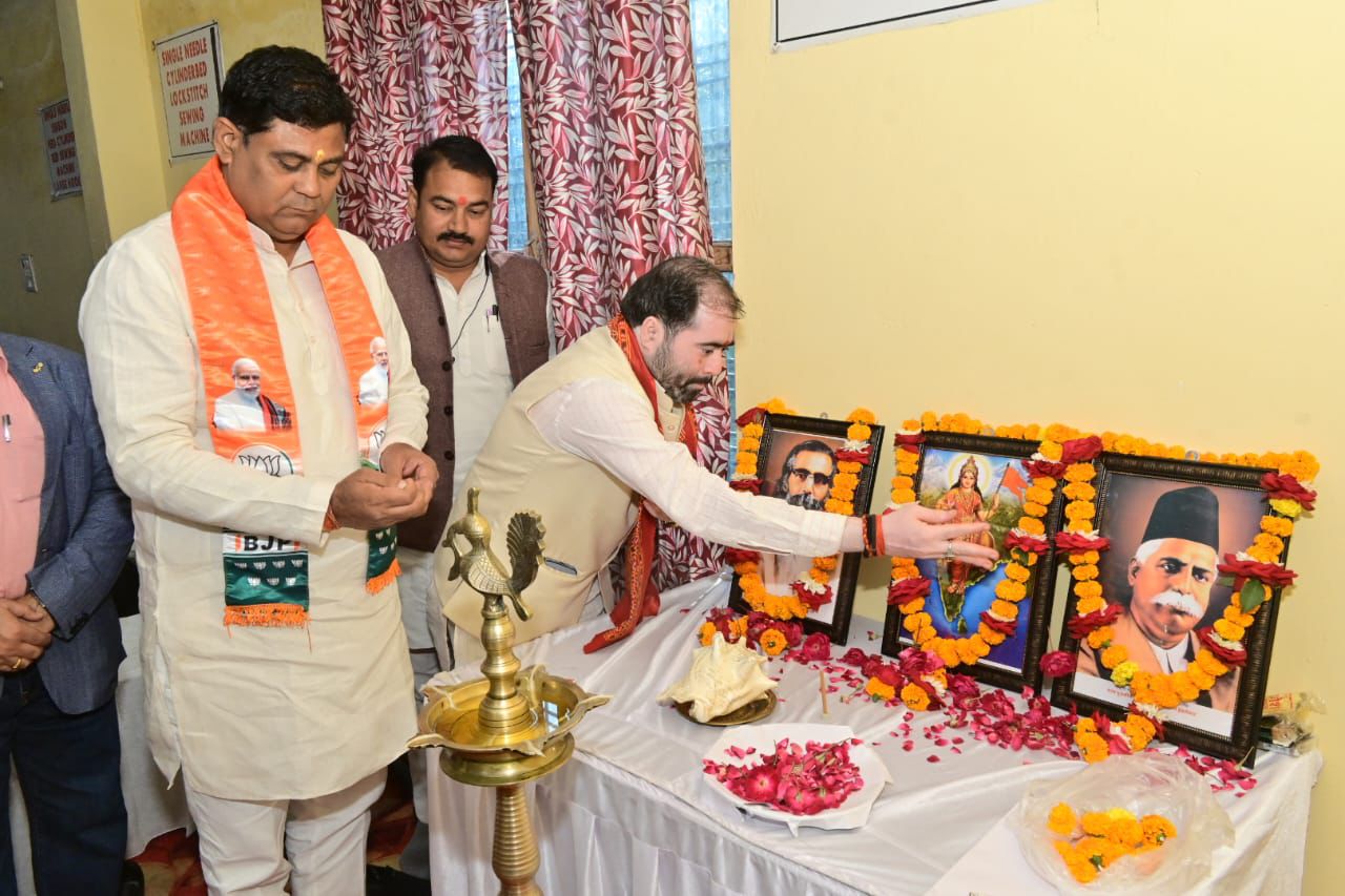 महापुरुषों के चित्र पर पुष्पचनकर कार्यक्रम की औपचारिक शुरुआत करते हुए प्रभारी मंत्री