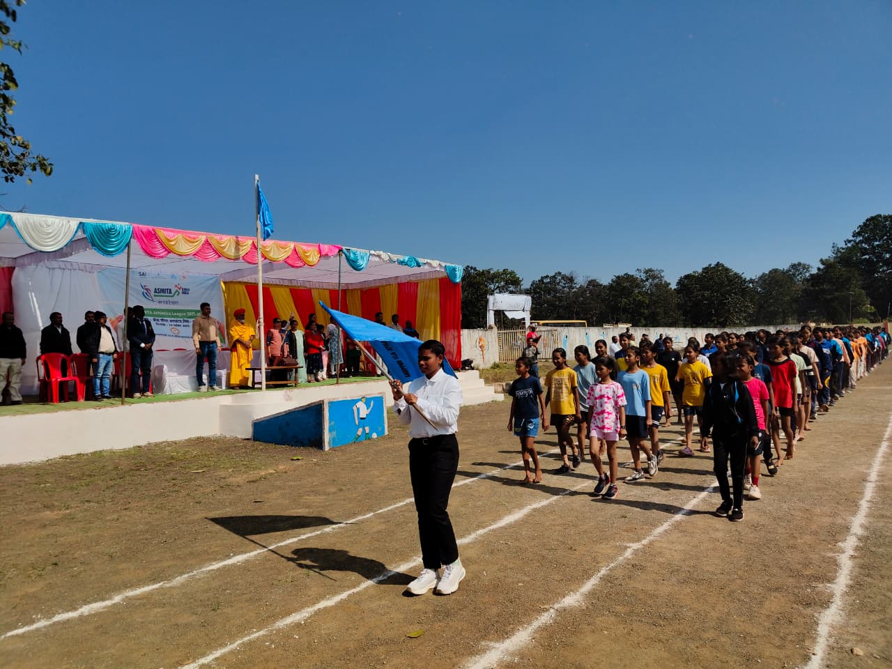 परेड की सलामी लेते हुए श्रीमहंत स्वामी रामभूषण दास जी महाराज परेड की सलामी लेते हुए श्रीमहंत स्वामी रामभूषण दास जी महाराज