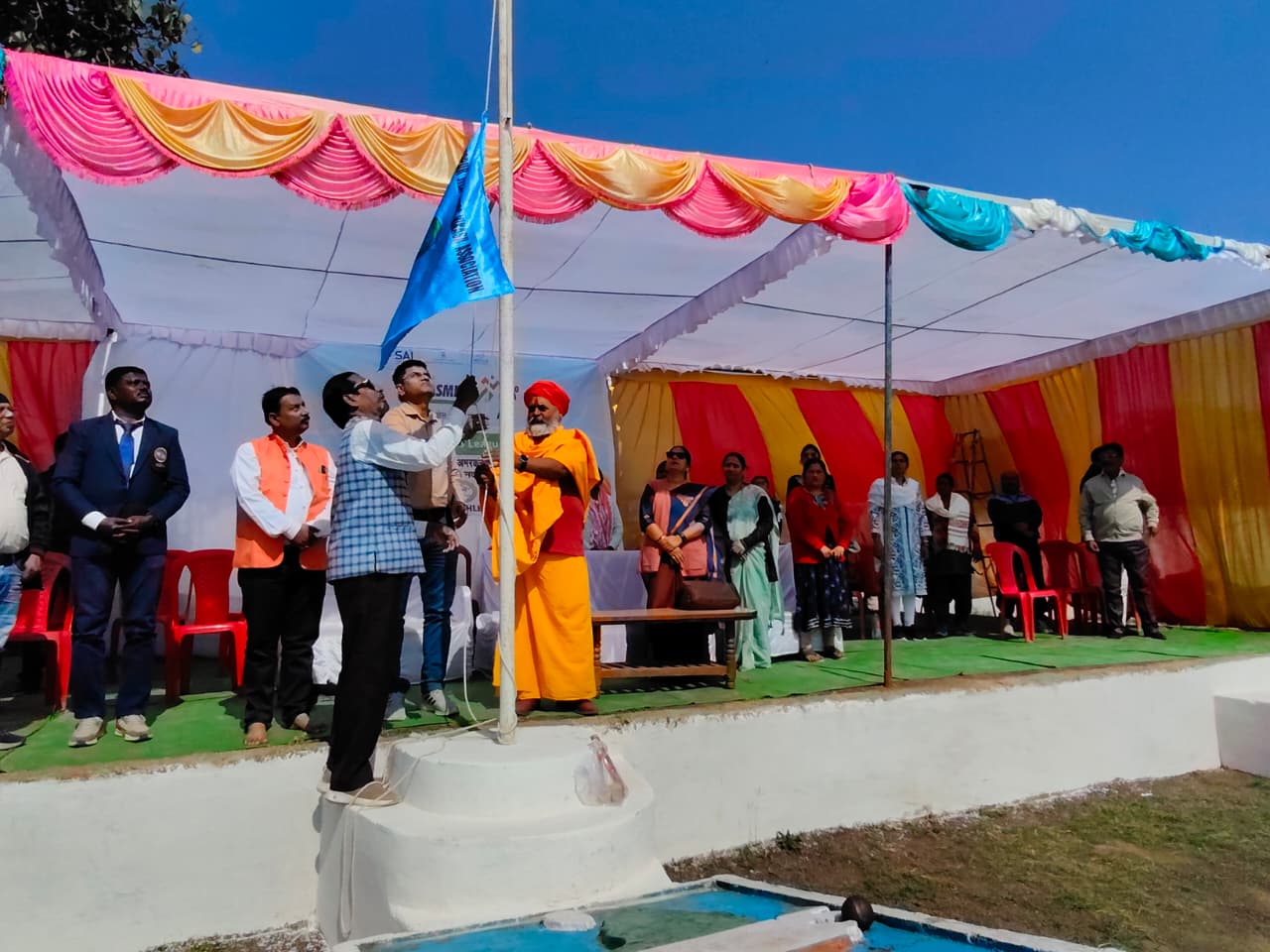 ध्वपजा रोहण कर खेल प्रतियोगिता का शुभारंभ करते श्रीमहंत स्वामी रामभूषण दास जी महाराज ध्वपजा रोहण कर खेल प्रतियोगिता का शुभारंभ करते श्रीमहंत स्वामी रामभूषण दास जी महाराज