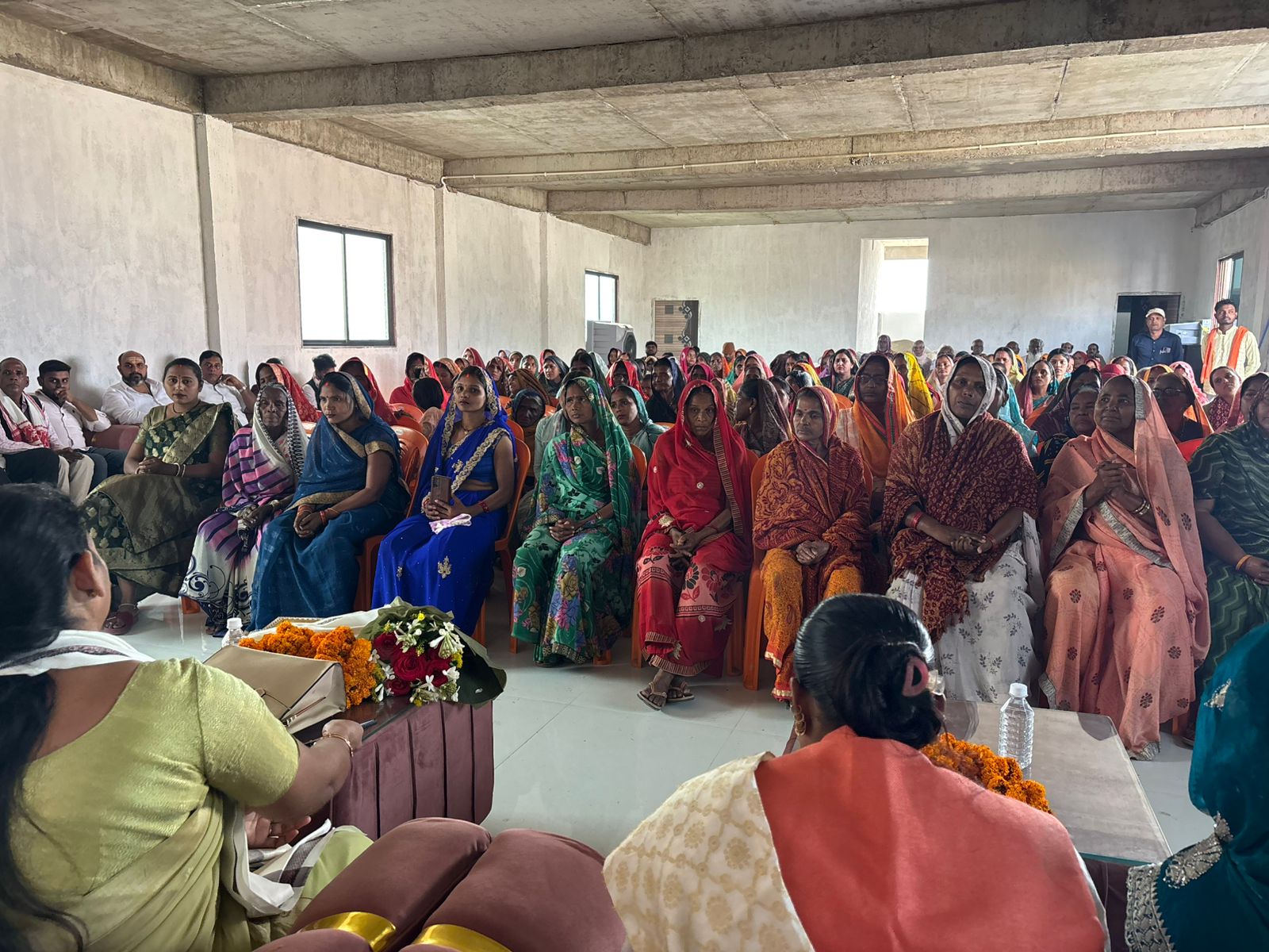 महिला सम्मेलन में उपस्थित महिलाएं। महिला सम्मेलन में उपस्थित महिलाएं।