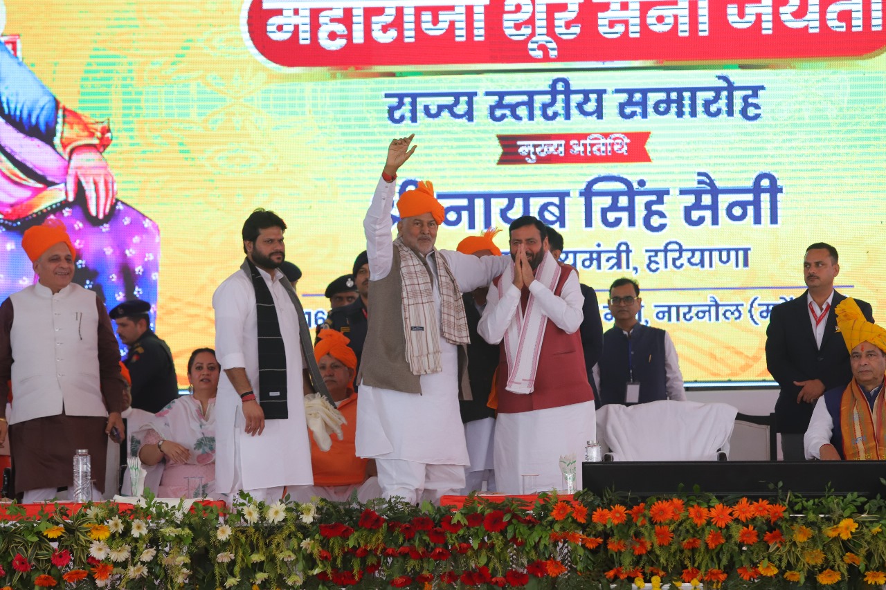 मुख्यमंत्री नायब सैनी का नारनौल में स्वागत करते पूर्व मंत्री रामबिलास शर्मा