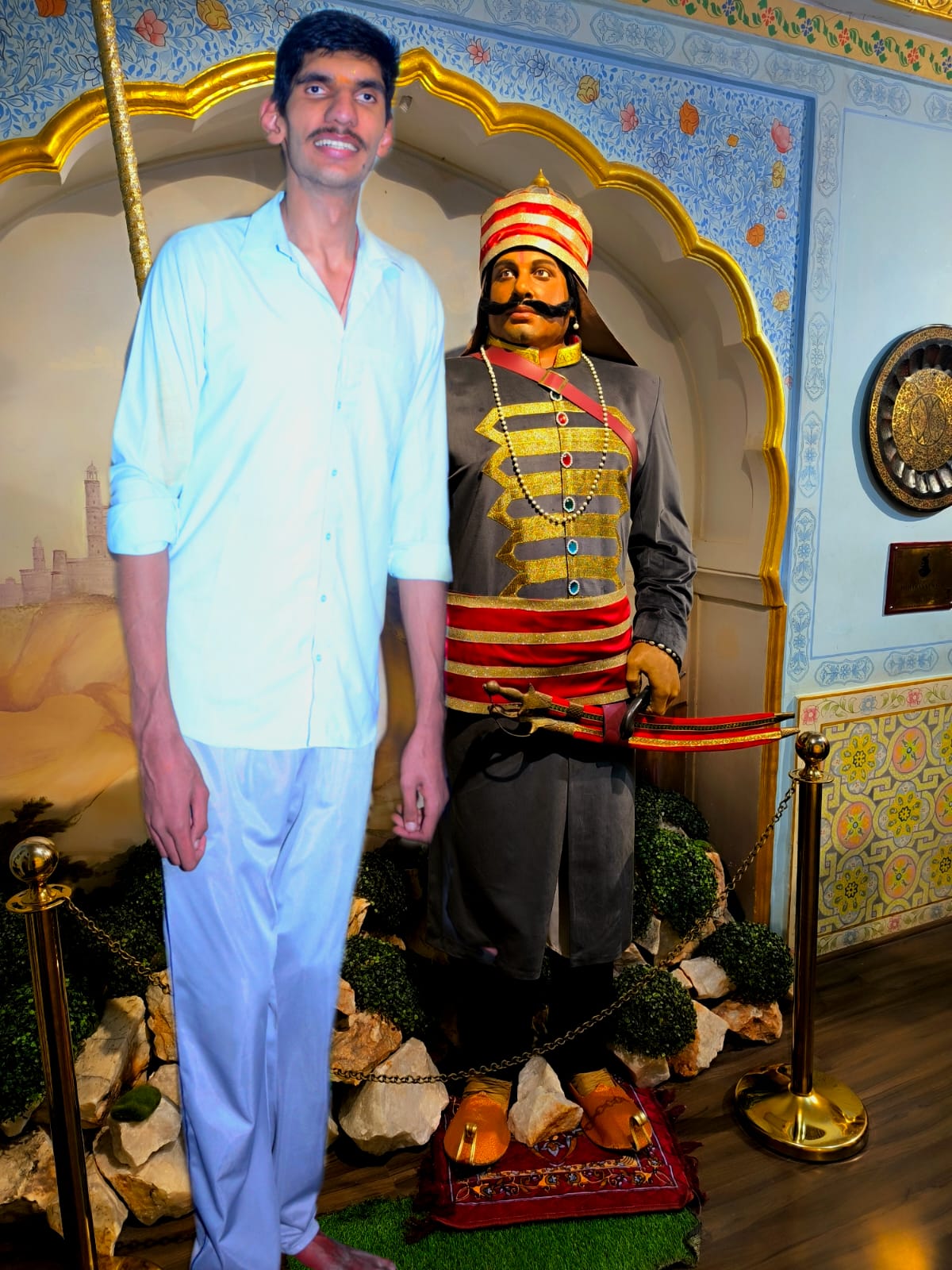 विश्व के सबसे लंबे कद के व्यक्ति करण सिंह ने जयपुर वैक्स म्यूजियम का किया दौरा विश्व के सबसे लंबे कद के व्यक्ति करण सिंह ने जयपुर वैक्स म्यूजियम का किया दौरा