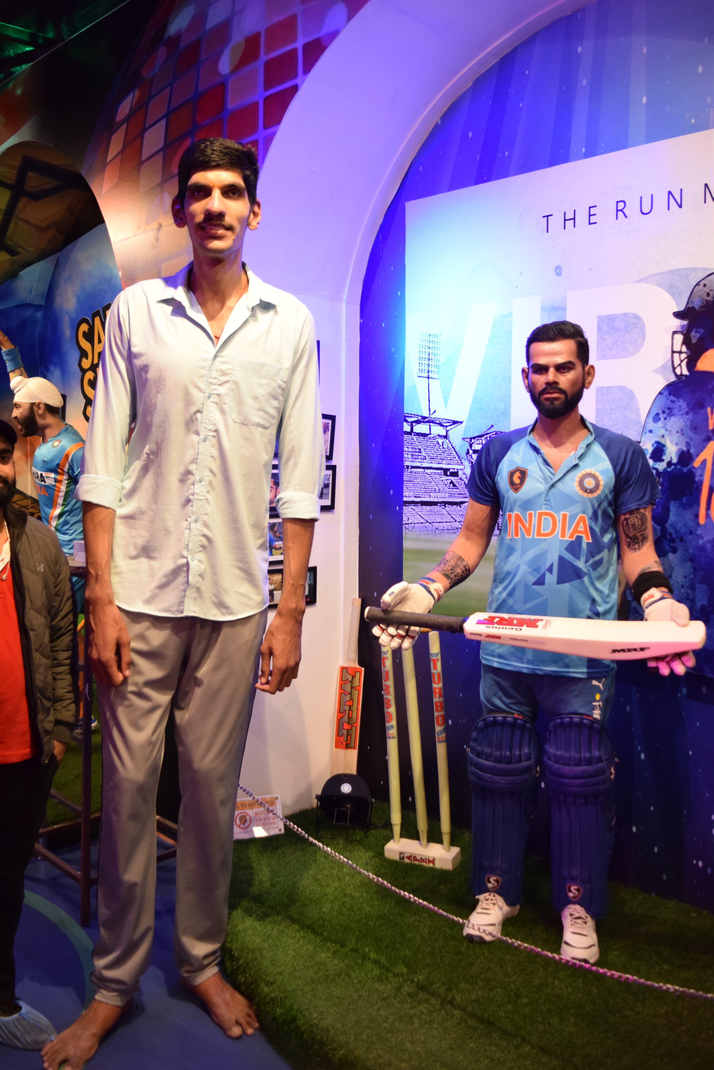 विश्व के सबसे लंबे कद के व्यक्ति करण सिंह ने जयपुर वैक्स म्यूजियम का किया दौरा विश्व के सबसे लंबे कद के व्यक्ति करण सिंह ने जयपुर वैक्स म्यूजियम का किया दौरा