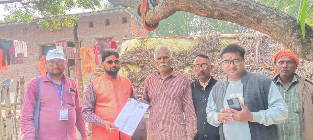 लोगों को प्रपत्र देते हुए पूर्व मंडल अध्यक्ष