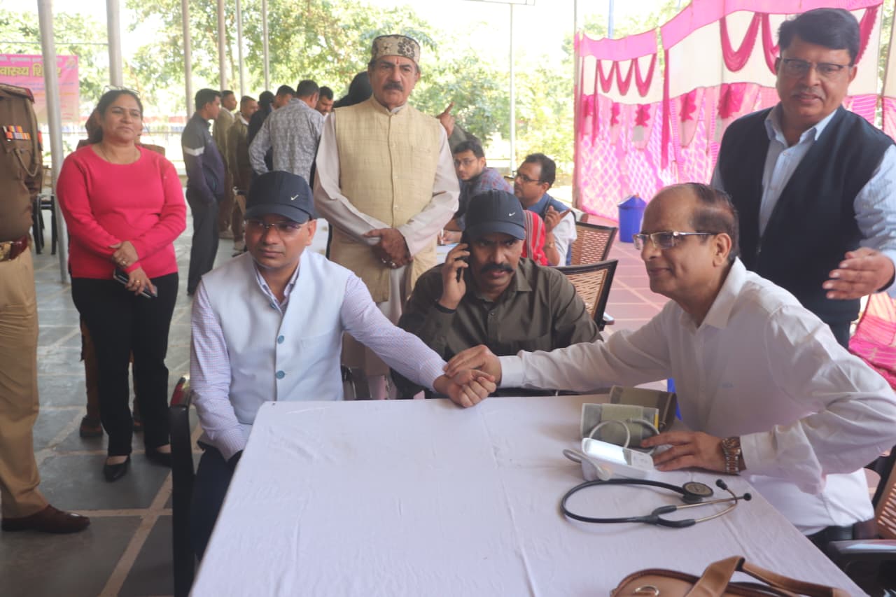 रिजर्व पुलिस लाईन्स मुरादाबाद में लगे निःशुल्क स्वास्थ्य जांच शिविर में चेकअप कराते एसएसपी।