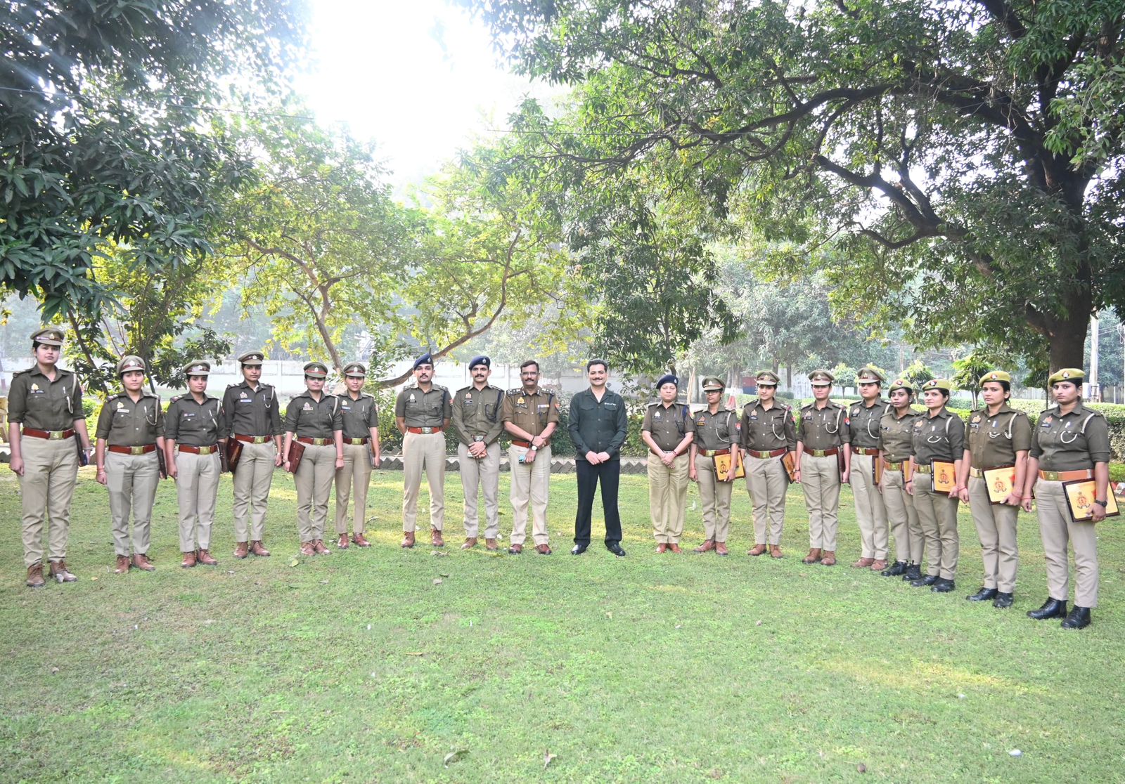 सम्मानित हुई महिला पुलिस अफसरों के साथ पुलिस कमिश्नर