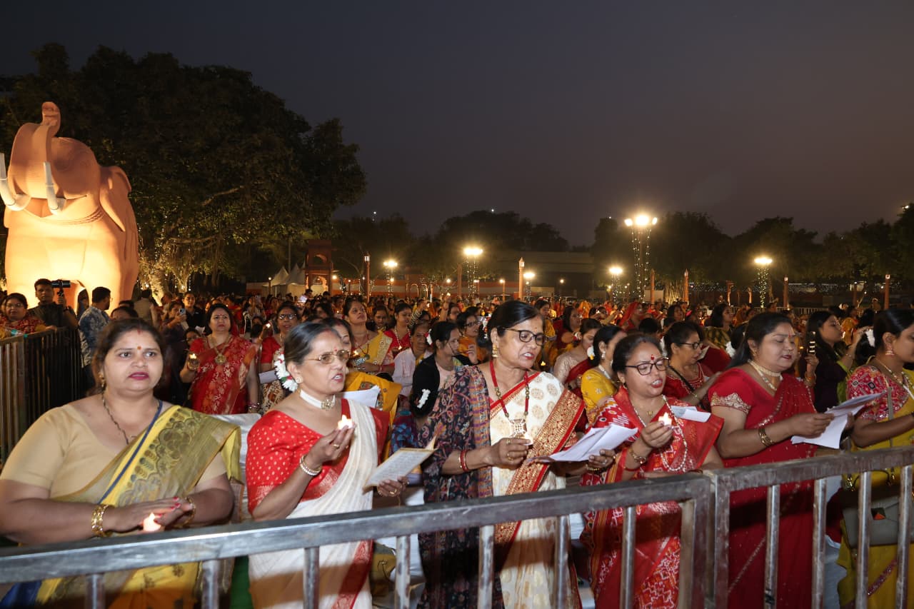 कश्मीरी गेट स्थित यमुना नदी के वासुदेव घाट पर रविवार को मुख्यमंत्री रेखा गुप्ता के नेतृत्व में हजारों महिलाएं महिषासुर मर्दिनी पाठ करते हुए कश्मीरी गेट स्थित यमुना नदी के वासुदेव घाट पर रविवार को मुख्यमंत्री रेखा गुप्ता के नेतृत्व में हजारों महिलाएं महिषासुर मर्दिनी पाठ करते हुए