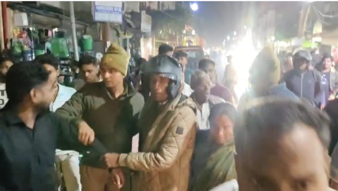 पुलिस के साथ उलझते लोग