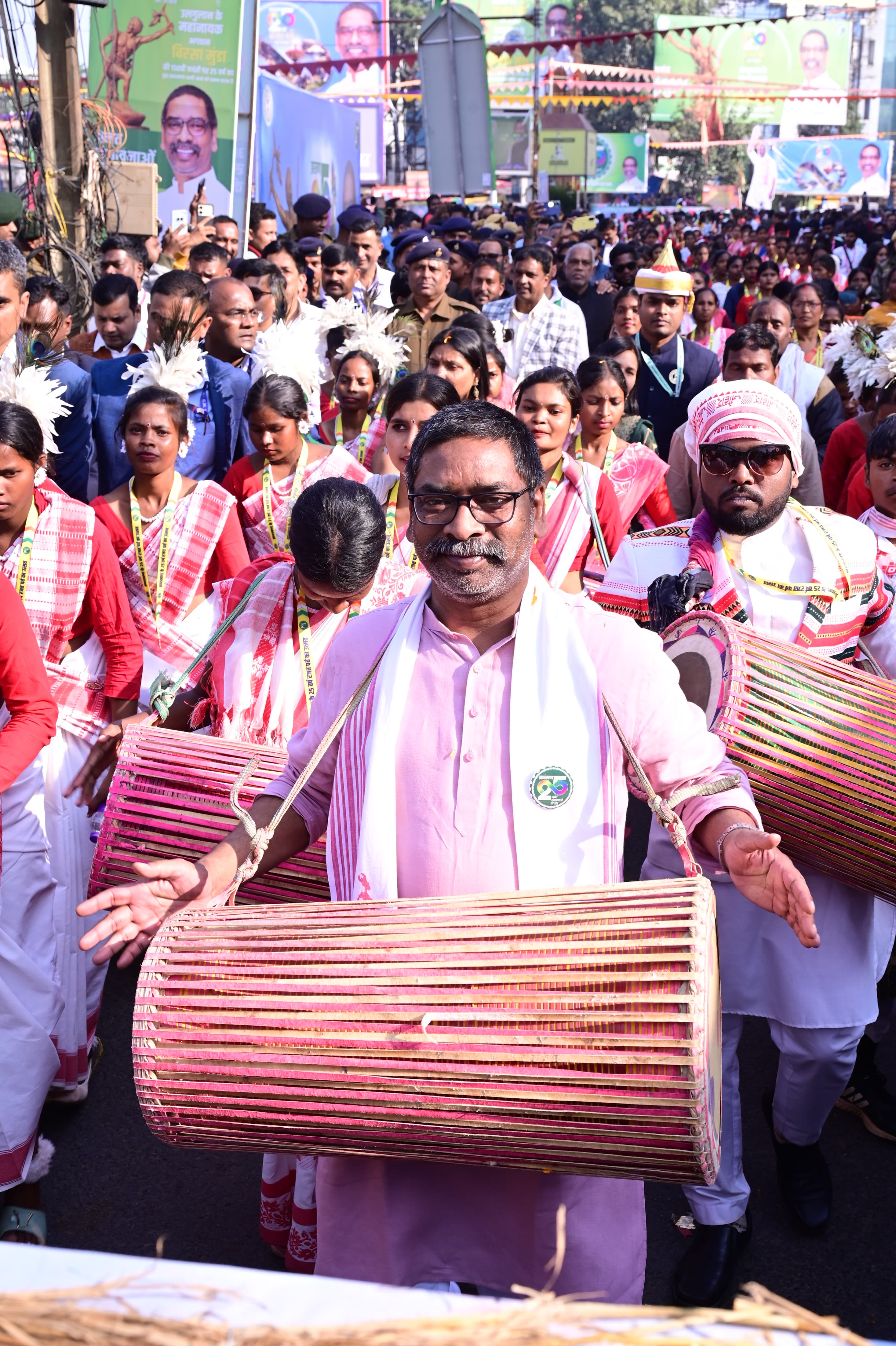 मुख्यमंत्री ढोल नगाड़ा बजातेहुए मुख्यमंत्री ढोल नगाड़ा बजातेहुए