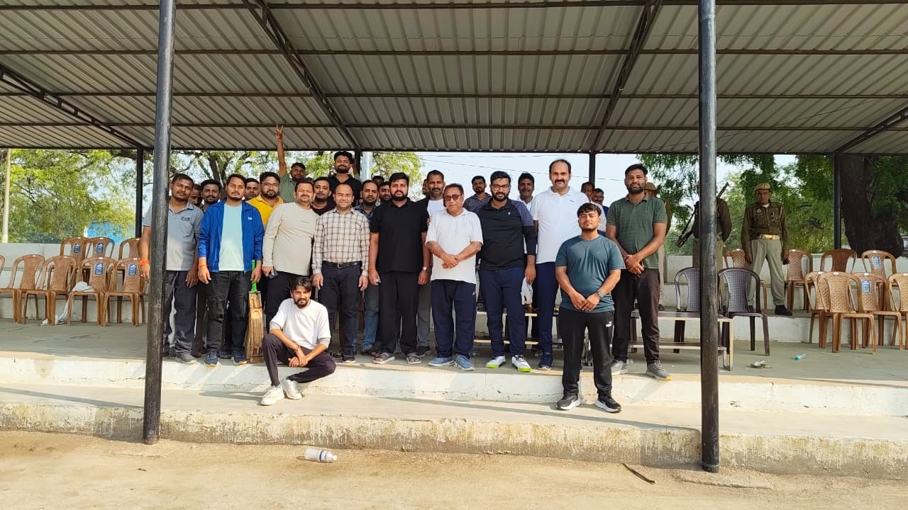 खिलाड़ियों के साथ मौजूद एसडीएम खिलाड़ियों के साथ मौजूद एसडीएम