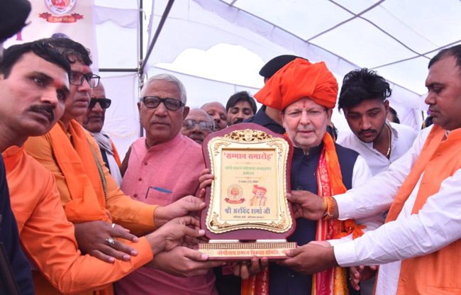 सोनीपत जोगी समाज धर्मशाला जनसहयोग सम्मेलन मंत्री डॉ अरविंद शर्मा को सम्मानित करते आयोजक