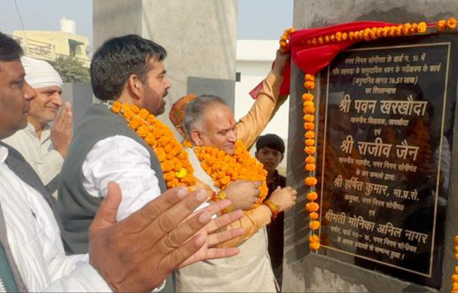 सोनीपत विकास कार्यो का आरंभ करवाते हुए जनप्रतिनिधि विधायक व मेयर