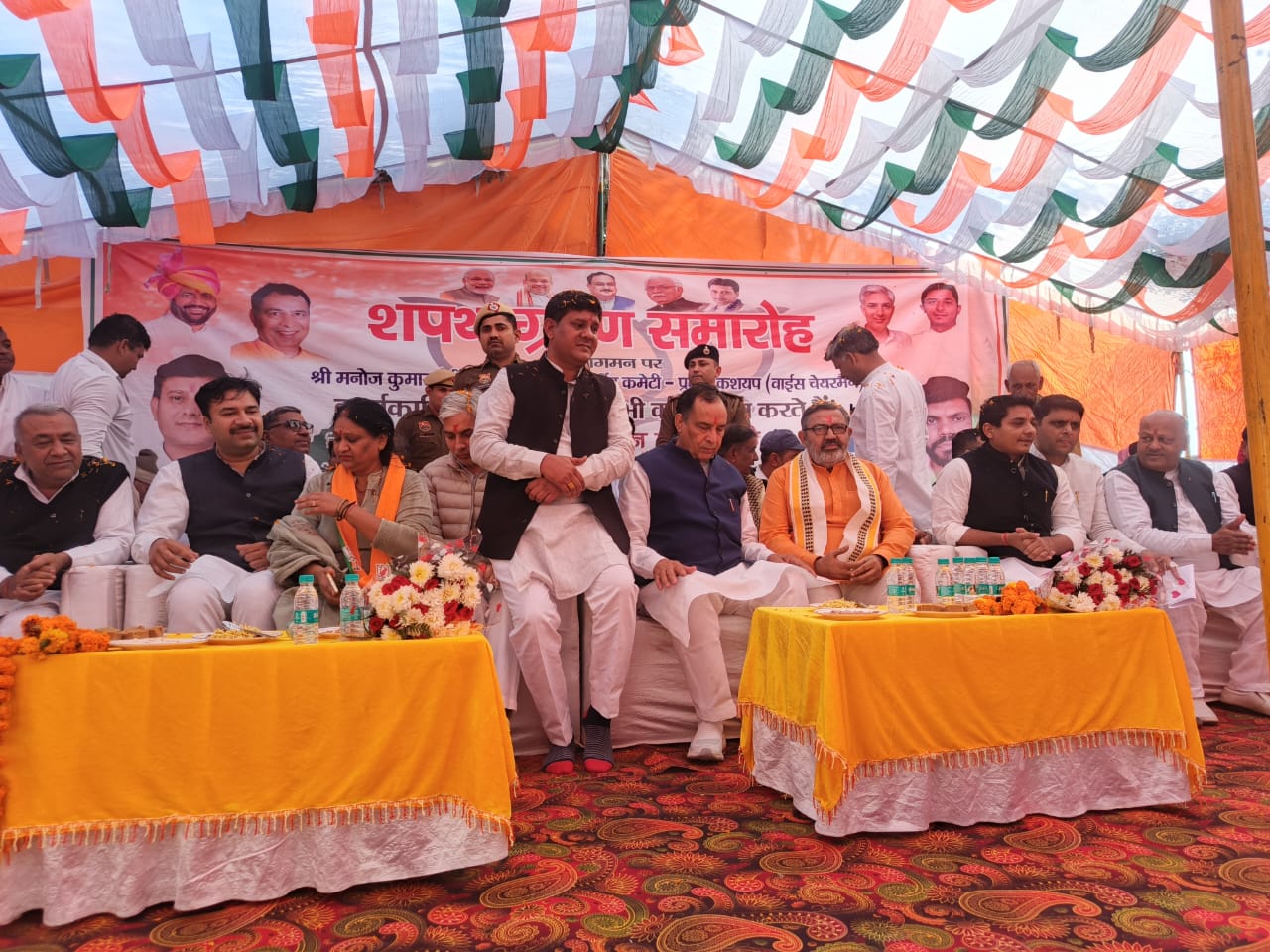 मंच पर मौजूद नेतागण।