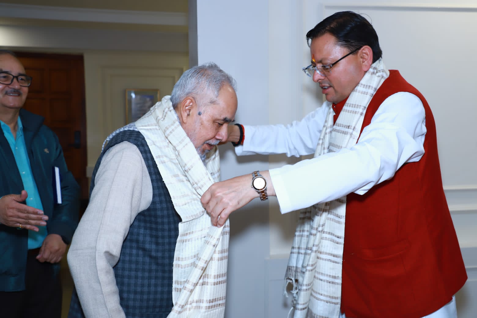 मुख्यमंत्री पुष्कर सिंह धामी वरिष्ठ पत्रकार रामबहादुर राय को शाल ओढ़ाकर सम्मानित करते। सम्मानित करते। मुख्यमंत्री पुष्कर सिंह धामी वरिष्ठ पत्रकार रामबहादुर राय को शाल ओढ़ाकर सम्मानित करते। सम्मानित करते।