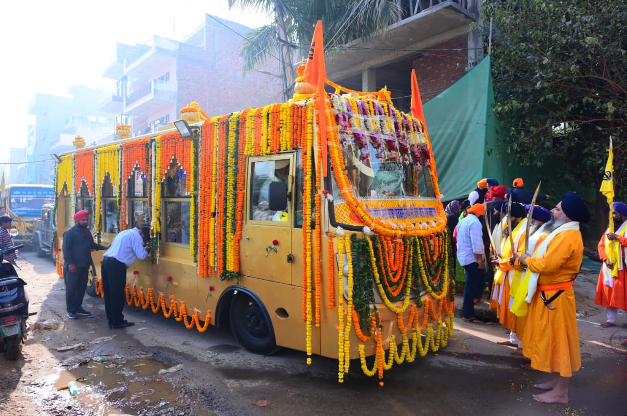 गुरुग्राम से रेवाड़ी के लिए रवाना होती शहीदी यात्रा।