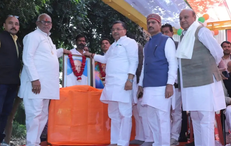 कार्यक्रम में पर्यटन मंत्री आदि कार्यक्रम में पर्यटन मंत्री आदि