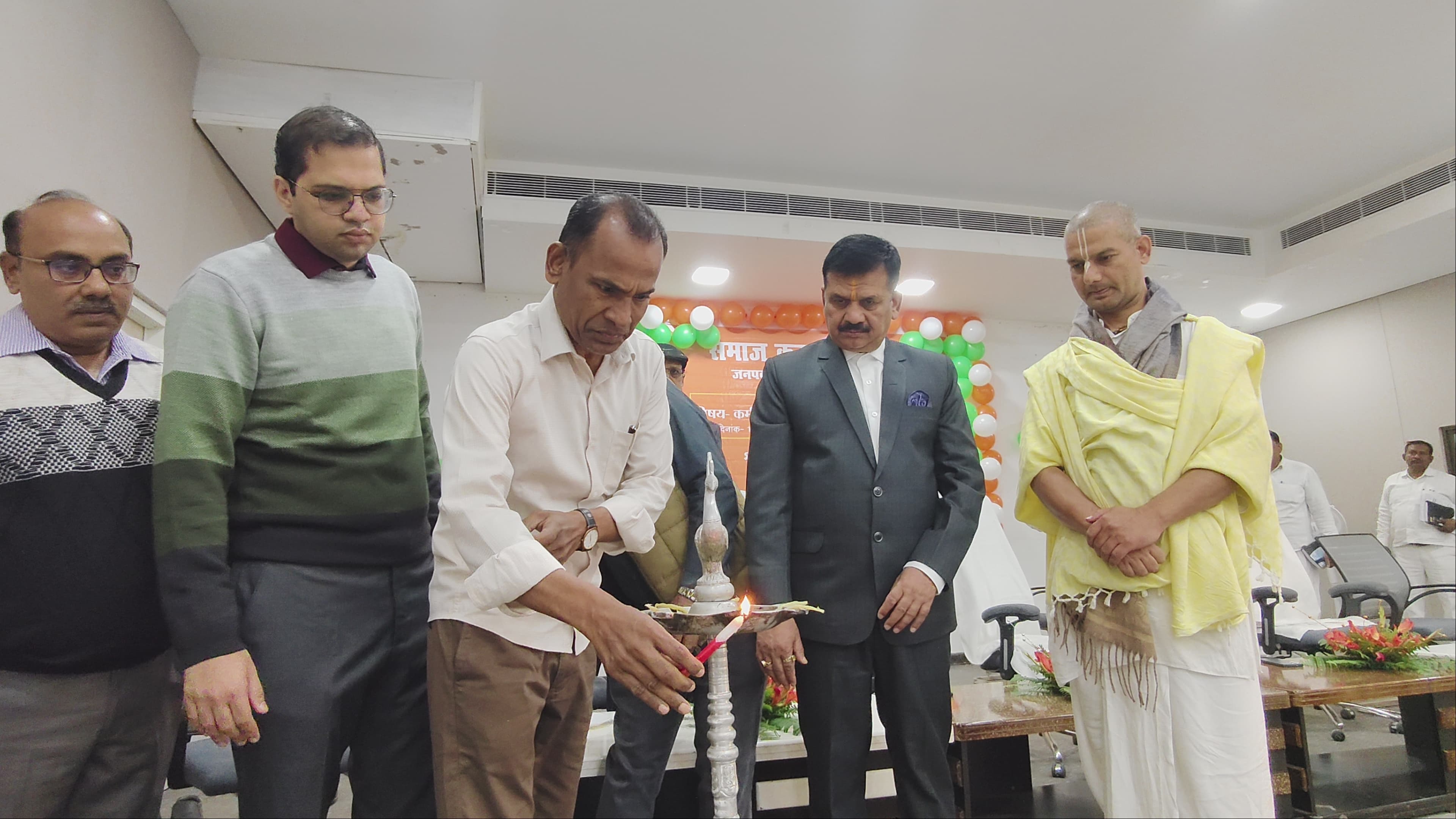 दीप प्रज्वलित कर कार्यक्रम का शुभारंभ करते हुए वेंकटेश लू