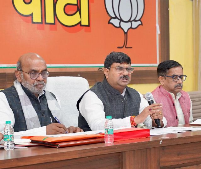 भाजपा की बैठक को संबोधित करते धर्मपाल