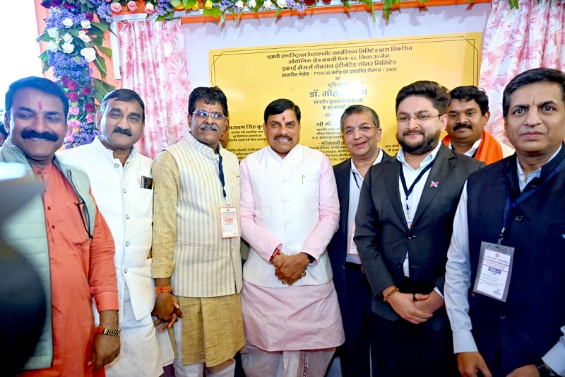 मुख्यमंत्री ने 8 हजार करोड़ की औद्योगिक इकाइयों का किया भूमिपूजन मुख्यमंत्री ने 8 हजार करोड़ की औद्योगिक इकाइयों का किया भूमिपूजन