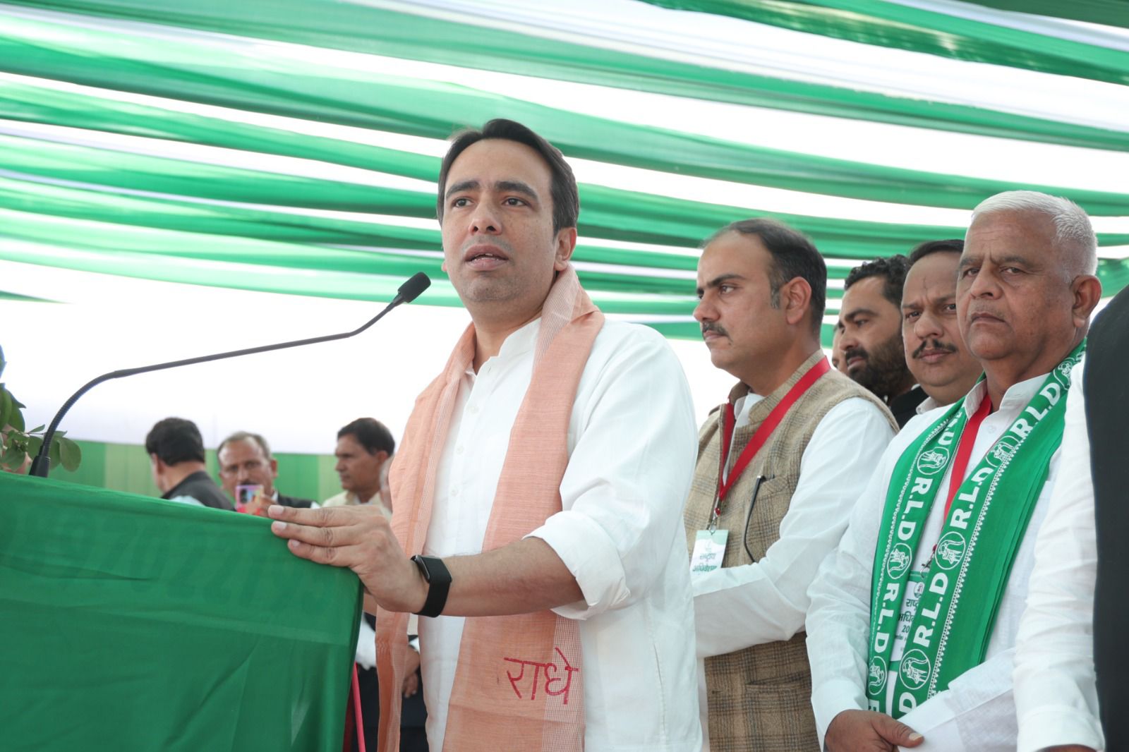 कोसीकलां में रालोद के राष्ट्रीय अधिवेशन में बोलते जयंत चौधरी कोसीकलां में रालोद के राष्ट्रीय अधिवेशन में बोलते जयंत चौधरी