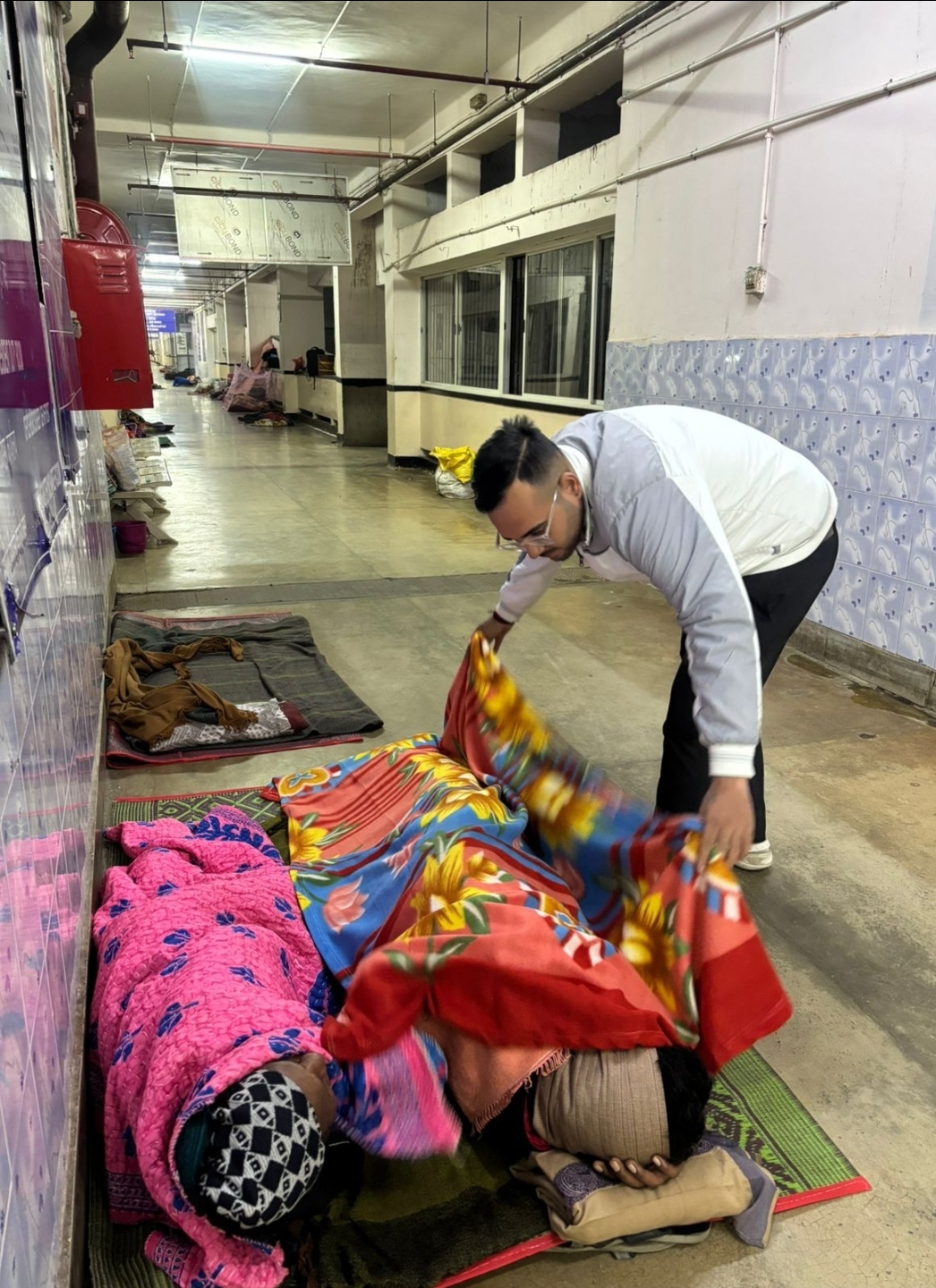 कंबल वितरण करते समिति के सदस्य