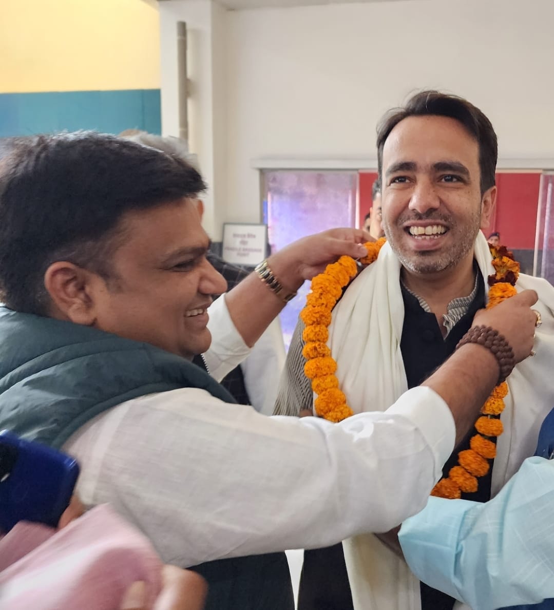 रालोद के राष्ट्रीय अध्यक्ष जयंत चौधरी का स्वागत करते पार्टी नेता रालोद के राष्ट्रीय अध्यक्ष जयंत चौधरी का स्वागत करते पार्टी नेता