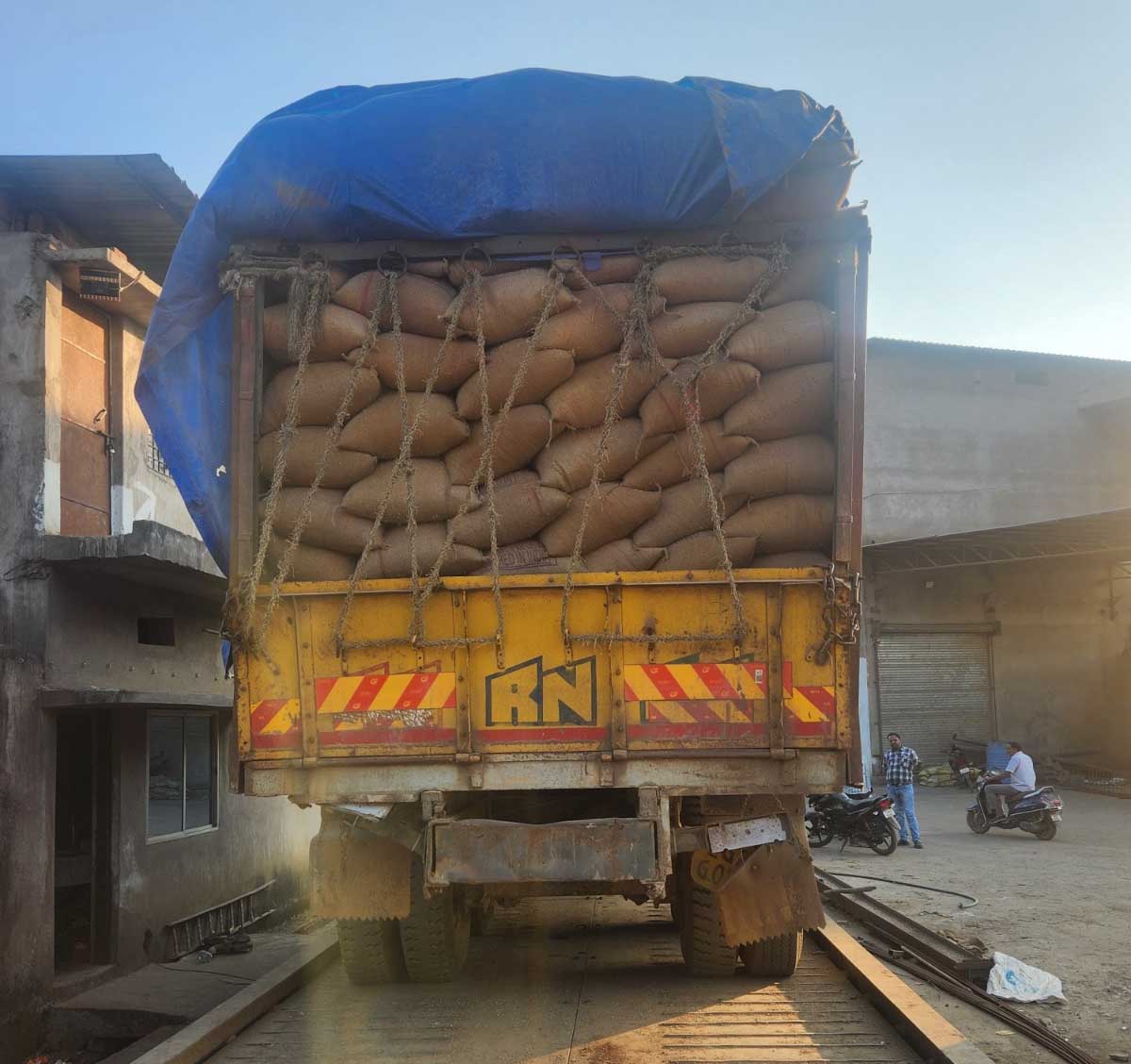 ट्रक से अवैध परिवहन कर ले जाते धान जब्त