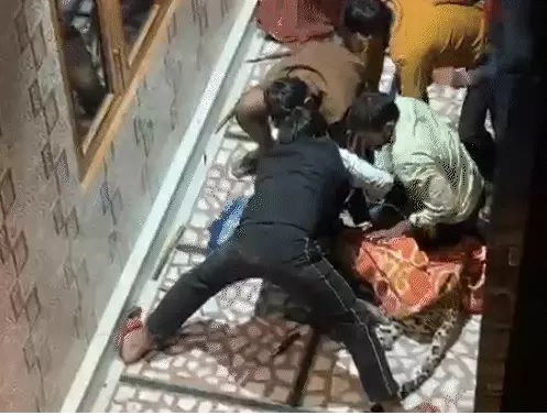 भोजन की तलाश में लेपर्ड आया रिहायशी इलाके में:लेपर्ड के हमले से एक महिला घायल भोजन की तलाश में लेपर्ड आया रिहायशी इलाके में:लेपर्ड के हमले से एक महिला घायल