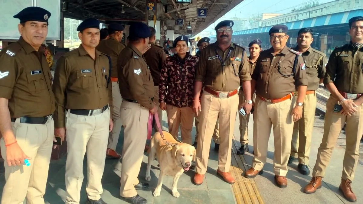 चैकिंग के दौरान आरपीएफ, जीआरपी, डाग स्क्वायड