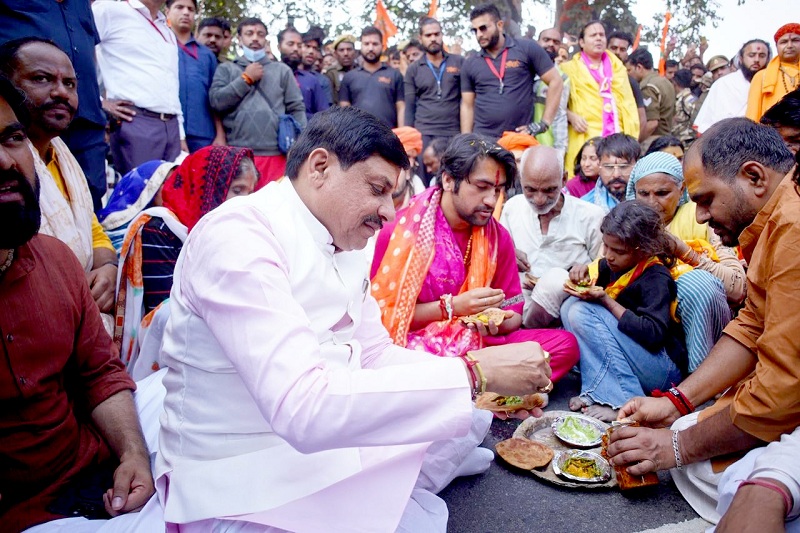मध्य प्रदेश के मुख्यमंत्री वृंदावन पहुंचकर सनातन हिंदू एकता पदयात्रा में शामिल हुए मध्य प्रदेश के मुख्यमंत्री वृंदावन पहुंचकर सनातन हिंदू एकता पदयात्रा में शामिल हुए