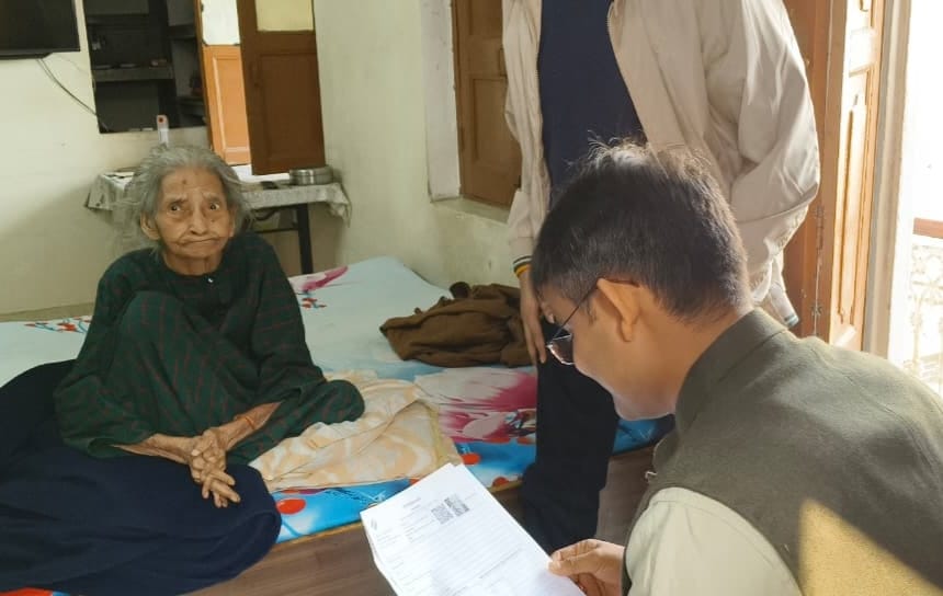 बुजुर्ग मतदाता के  घर पर जिलाधिकारी