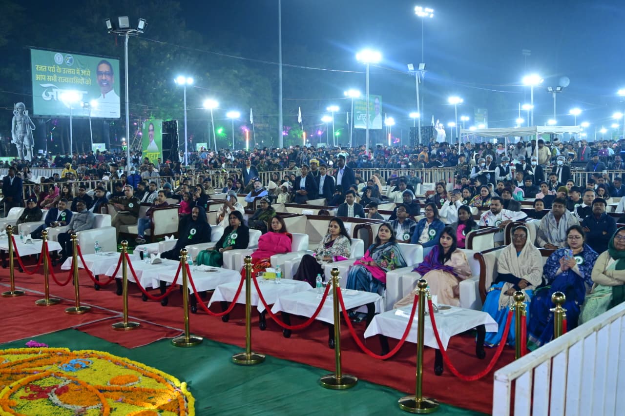 कार्यक्रम में मौजूद लोग कार्यक्रम में मौजूद लोग