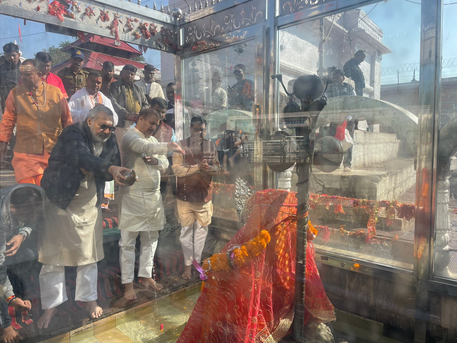 मंत्री गिरिराज सिंह मां नर्मदा उद्गम स्थल में पूजा करतेहुए मंत्री गिरिराज सिंह मां नर्मदा उद्गम स्थल में पूजा करतेहुए