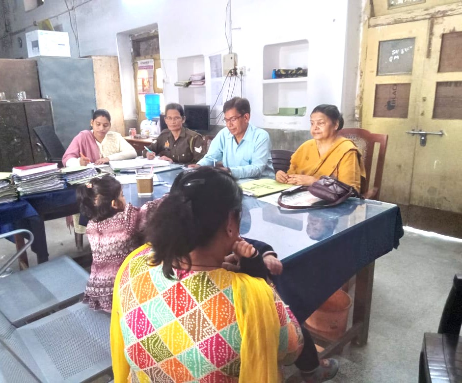 पारिवारिक विवादों को सुलझाती महिला अधिकारी व सदस्य।