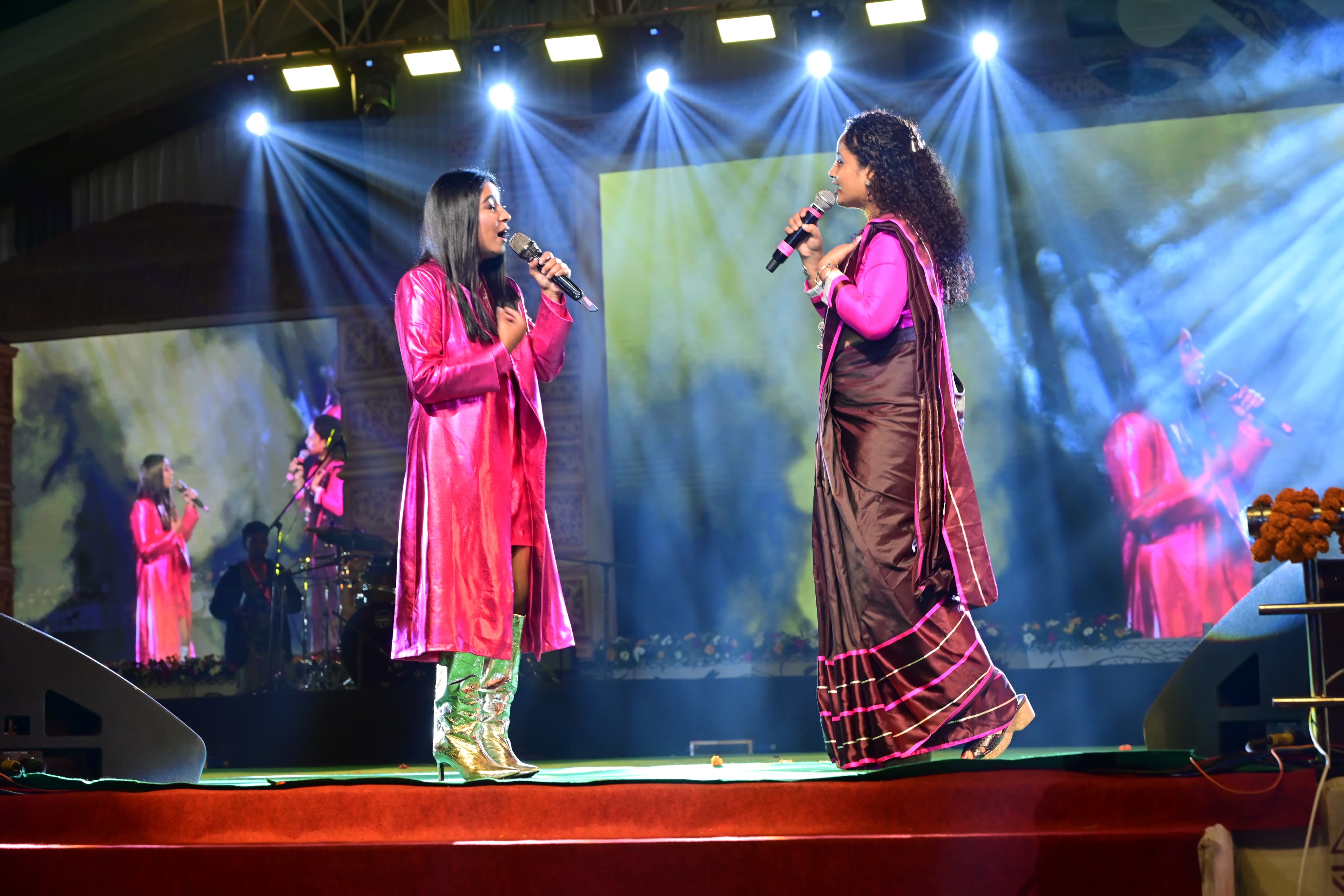 गायिका गाना गाते हुए गायिका गाना गाते हुए