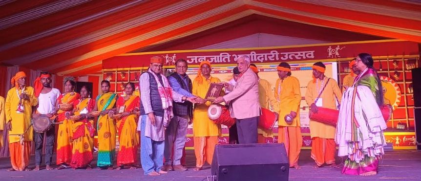 कलाकारों को सम्मानित करते हुए