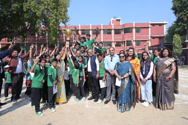 अतिथिगण व बच्चे