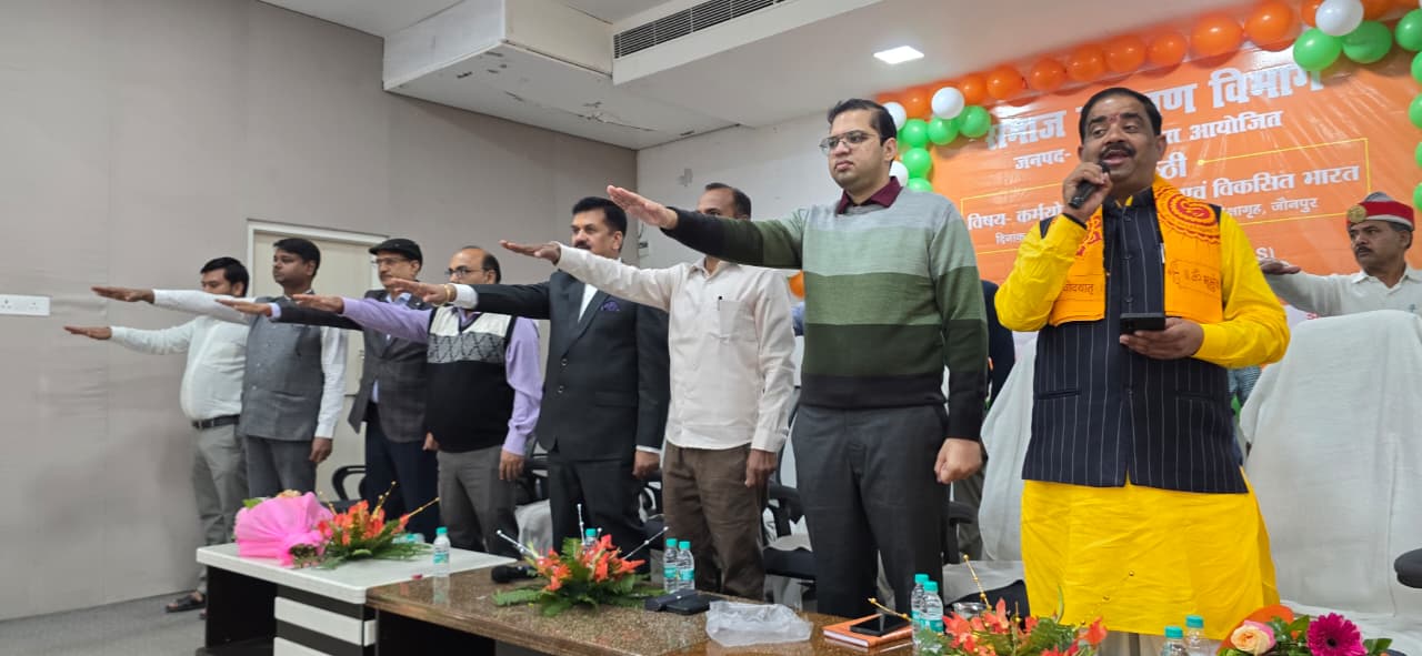 नशा मुक्ति के लिय लोगों को शपथ दिलाते हुए वेंकटेश लू जिलाधिकारी डॉ दिनेश चंद्र सिंह