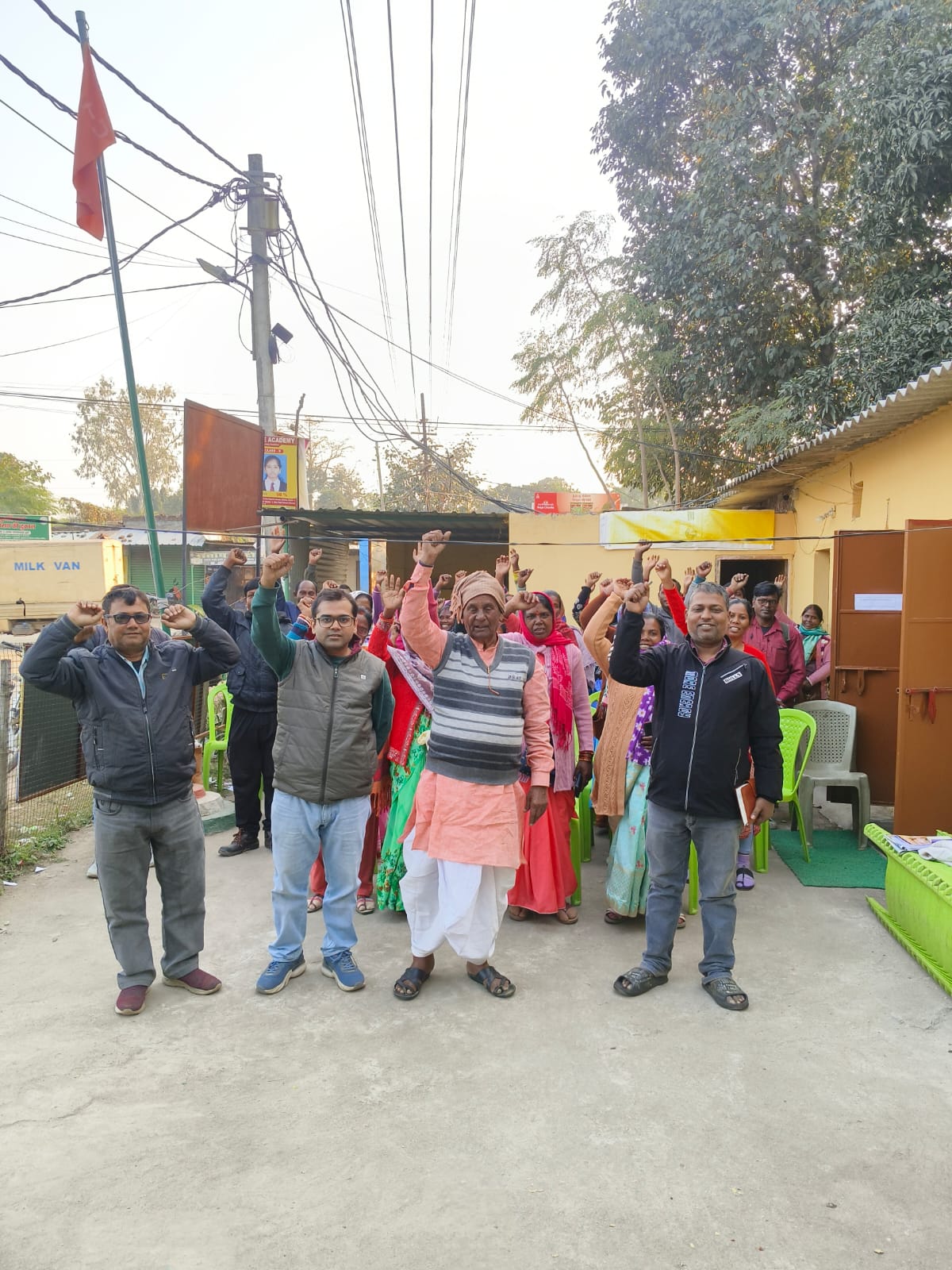 बैठक जाने से पूर्व भवन सिंह समेत अन्य लोग